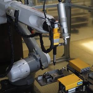 Glue dispensiong robot